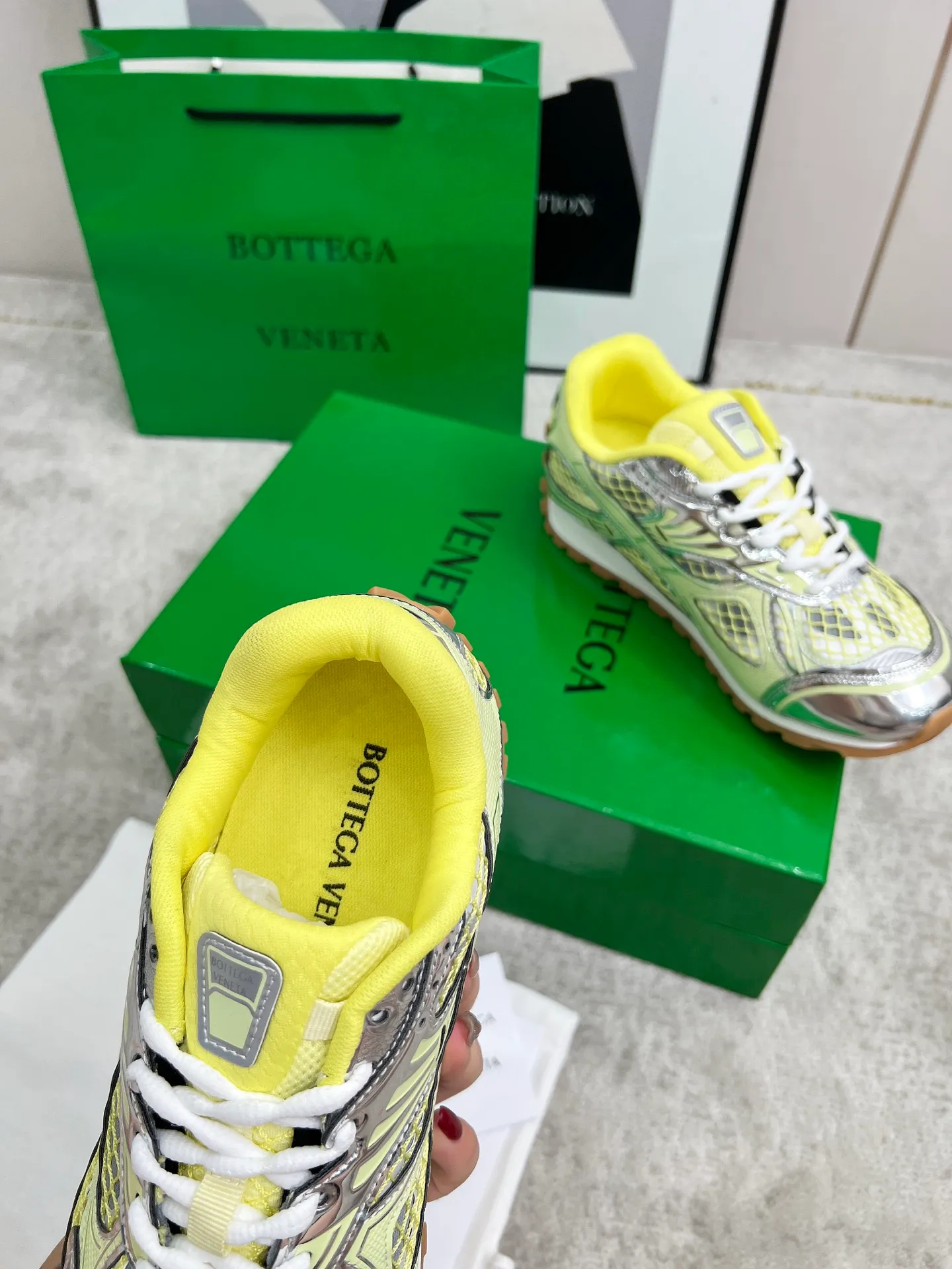 P540. Top version (couples model) Bottega Veneta Bottega Veneta 23ss autumn and winter show BV Orbit sneakers Wang Yibo's same style couples casual shoes dad shoes! Runner sneakers! Original purchase and development!  Made of original lightweight technical mesh fabric, the same as the original version! The process is complicated!  Paired with a rubber outsole designed with a geometric pattern, the high version of the Wang Zha series is actually much taller, but the legs still look slim. Very nice. Durable and playable, standard and version-matching shoe package technology, look for high-end versions. The original outsole is exclusively molded, and the color-blocked TPU outsole is used. The material and weight are the same as the original!  Size: #Female 35-41 (40 and 41 customized sizes are non-refundable) Male 39-45 (45 size customized are non-returnable and exchangeable)